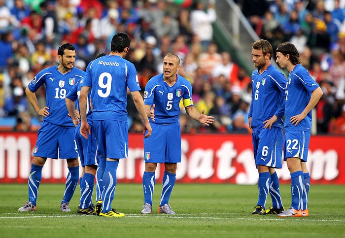 Italia Gagal ke Piala Dunia MILAN, ITALY - NOVEMBER 13: Players of Italy dejected at the end of the FIFA 2018 World Cup Qualifier Play-Off: Second Leg between Italy and Sweden at San Siro Stadium on November 13, 2017 in Milan, Italy. (Photo by Claudio Villa/Getty Images)