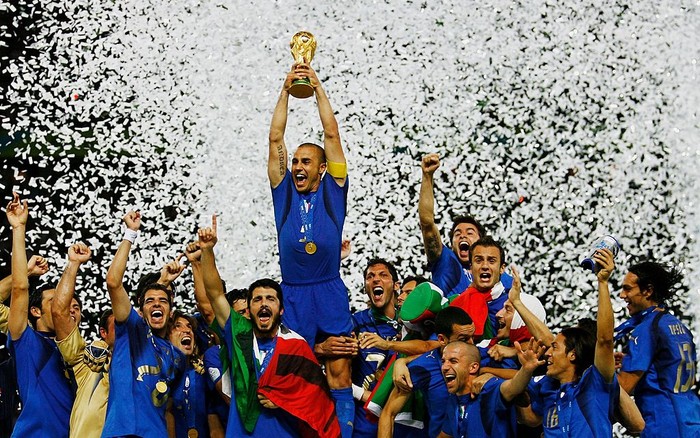 Italia Gagal ke Piala Dunia MILAN, ITALY - NOVEMBER 13: Players of Italy dejected at the end of the FIFA 2018 World Cup Qualifier Play-Off: Second Leg between Italy and Sweden at San Siro Stadium on November 13, 2017 in Milan, Italy. (Photo by Claudio Villa/Getty Images)