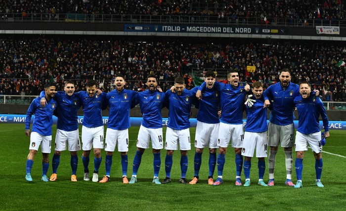 Italia Gagal ke Piala Dunia MILAN, ITALY - NOVEMBER 13: Players of Italy dejected at the end of the FIFA 2018 World Cup Qualifier Play-Off: Second Leg between Italy and Sweden at San Siro Stadium on November 13, 2017 in Milan, Italy. (Photo by Claudio Villa/Getty Images)