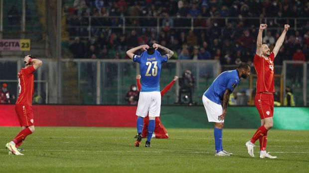 Soccer Football - World Cup - UEFA Qualifiers - Play-Off Semi Final - Italy v North Macedonia - Stadio Renzo Barbera, Palermo, Italy - March 24, 2022 Italy's Alessandro Bastoni reacts as North Macedonia players celebrate after the match REUTERS/Guglielmo Mangiapane