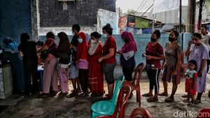 Jadi Syarat Mudik, Warga Permukiman Padat di Jakarta Antre Vaksin