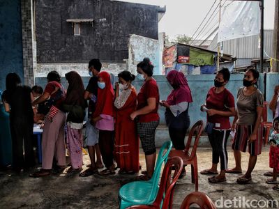 Jadi Syarat Mudik, Warga Permukiman Padat di Jakarta Antre Vaksin