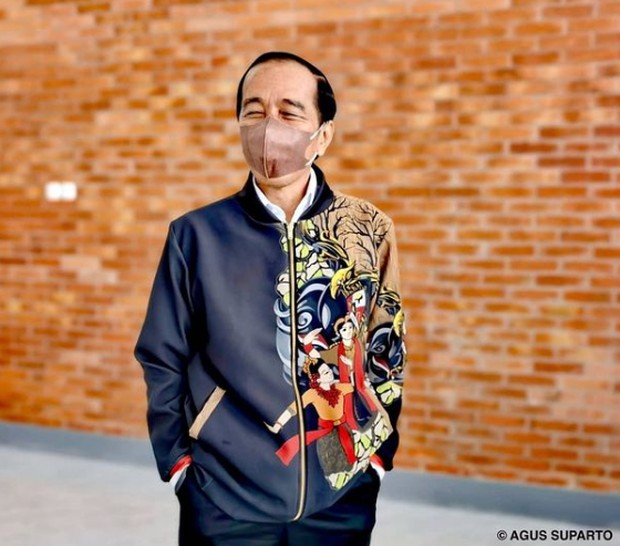 Presiden Jokowi mengenakan jaket bomber motif batik yang diproduksi UMKM Blora