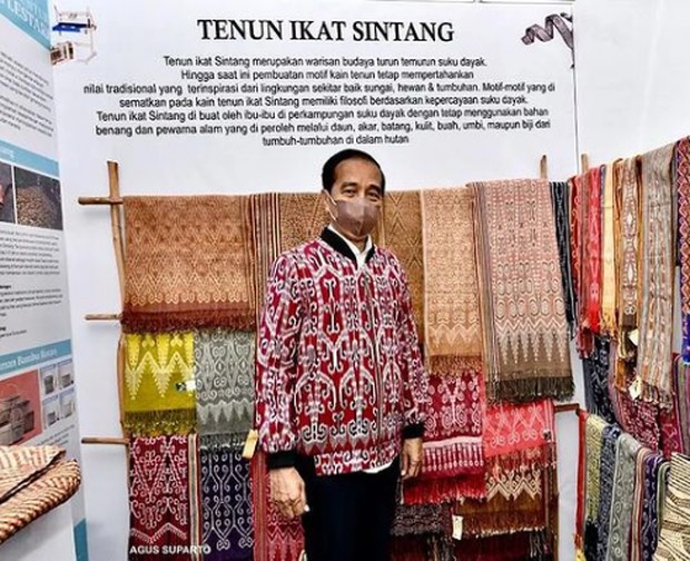 Presiden Jokowi mengenakan jaket bomber motif Tenun Ikat Sintang saat melakukan kunjungan kerja