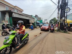 Kacau! Ceceran Tanah di Jalan Limo Depok Bikin Puluhan Pemotor Berjatuhan Kacau! Ceceran Tanah di Jalan Limo Depok Bikin Puluhan Pemotor Berjatuhan