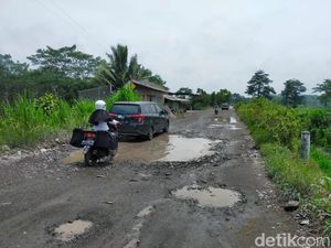 Jalan di Kabupaten Blitar Ini Bak Arena Offroad Jika Diguyur Hujan