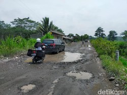 Jalan di Kabupaten Blitar Ini Bak Arena Offroad Jika Diguyur Hujan