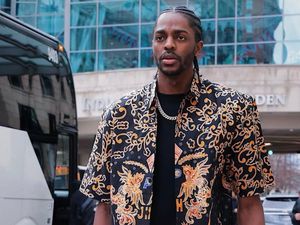 Keren! Bintang NBA Justin Holiday Kenakan Batik Blitar Keren! Bintang NBA Justin Holiday Kenakan Batik Blitar
