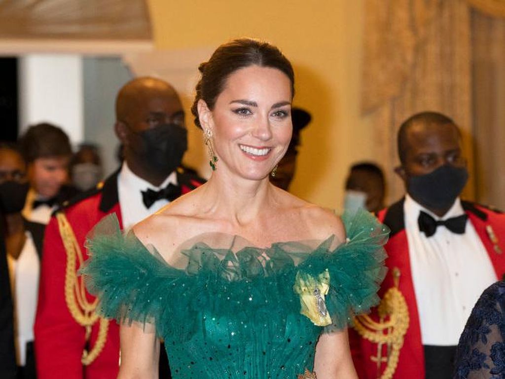 Kate Middleton Tampil Bersinar & Mewah dengan Gaun Hijau Senilai Rp 71 Juta