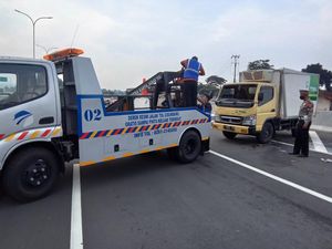 Sopir Diduga Mengantuk, Mobil Boks Hantam Pembatas Jalan Tol Cisumdawu
