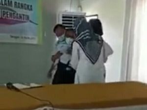Kepala Puskesmas Lutra Ngamuk-Tendang Meja Gegara Tersinggung Dikatai Baper Kepala Puskesmas Lutra Ngamuk-Tendang Meja Gegara Tersinggung Dikatai Baper