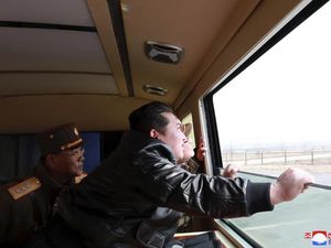 Kim Jong-Un Awasi Peluncuran Rudal Antarbenua yang Mendarat di Jepang