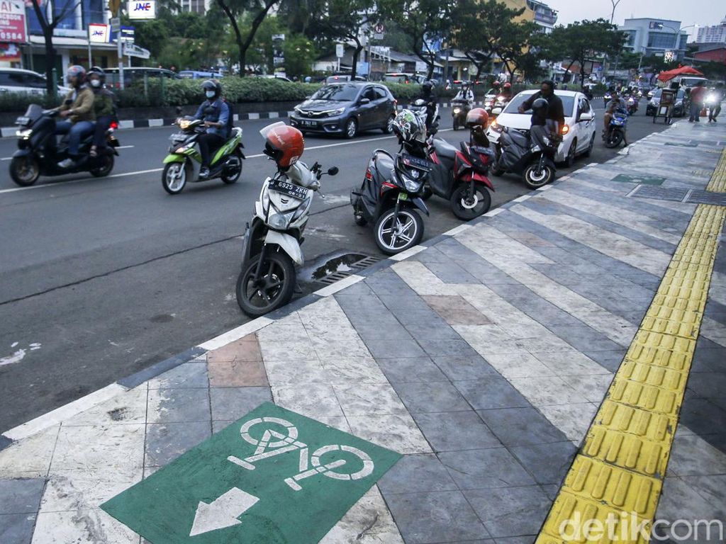 Trotoar Margonda Dicat Kotak Hijau Bergambar Sepeda, Apa Tuh?