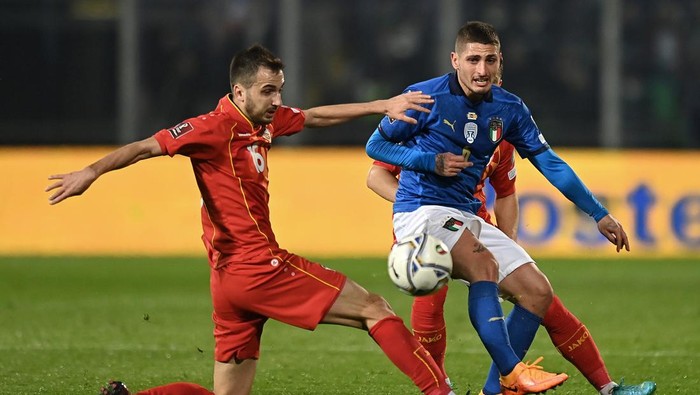 PALERMO, ITALY - MARCH 24: Marco Verratti of Italy is challenged by Boban Nikolov of North Macedonia during the 2022 FIFA World Cup Qualifier knockout round play-off match between Italy and North Macedonia at Stadio Renzo Barbera on March 24, 2022 in Palermo, Italy. (Photo by Tullio M. Puglia/Getty Images)