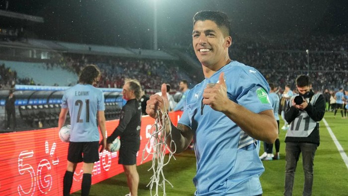 MONTEVIDEO, URUGUAY - MARCH 24: Luis Suarez of Uruguay celebrates qualifying after winning a match between Uruguay and Peru as part of FIFA World Cup Qatar 2022 Qualifiers at Centenario Stadium on March 24, 2022 in Montevideo, Uruguay. (Photo by Matilde Campodonico - Pool/Getty Images)