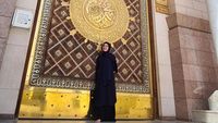 6 Gaya Lulu Tobing Saat Umrah Pertamakalinya, Memesona dengan Hijab