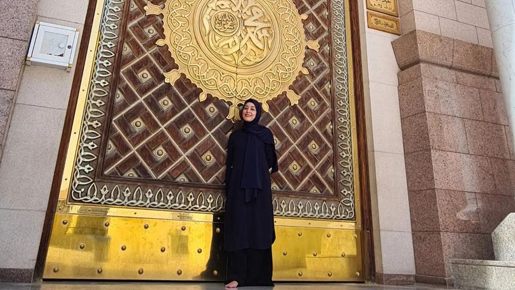 6 Gaya Lulu Tobing Saat Umrah Pertamakalinya, Memesona dengan Hijab