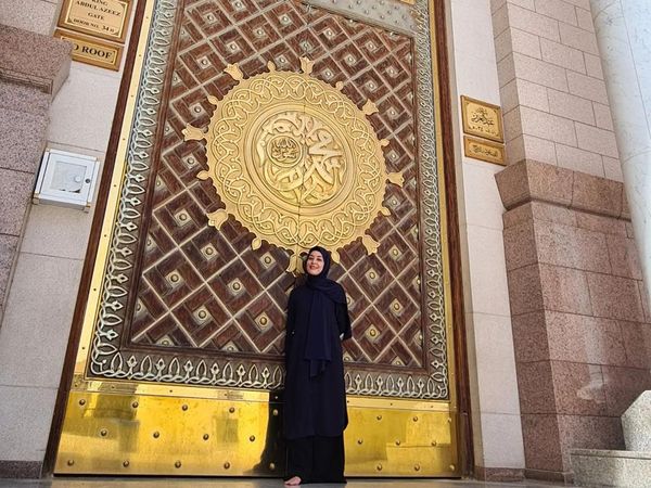 6 Gaya Lulu Tobing Saat Umrah Pertamakalinya, Memesona dengan Hijab