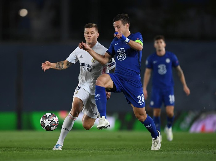 MADRID, SPAIN - APRIL 27: Toni Kroos of Real Madrid battles for possession with Cesar Azpilicueta of Chelsea during the UEFA Champions League Semi Final First Leg match between Real Madrid and Chelsea FC at Estadio Alfredo Di Stefano on April 27, 2021 in Madrid, Spain. Sporting stadiums around Spain remain under strict restrictions due to the Coronavirus Pandemic as Government social distancing laws prohibit fans inside venues resulting in games being played behind closed doors.  (Photo by David Ramos/Getty Images)