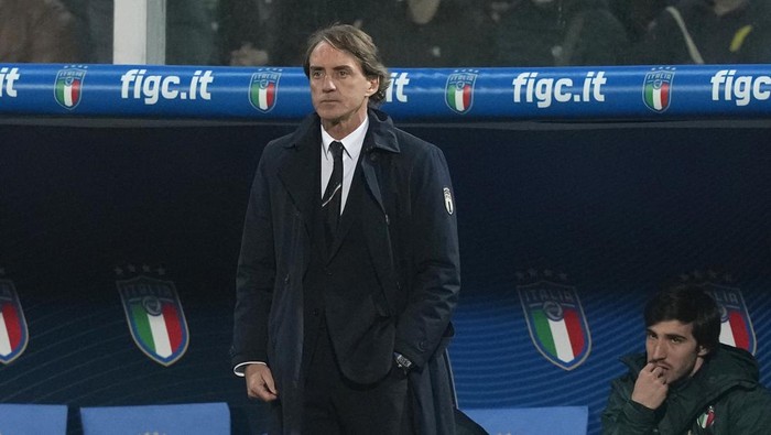 Italys manager Roberto Mancini stands on the bench during the World Cup qualifying play-off soccer match between Italy and North Macedonia, at Renzo Barbera stadium, in Palermo, Italy, Thursday, March 24, 2022. North Macedonia won 1-0. (AP Photo/Antonio Calanni)