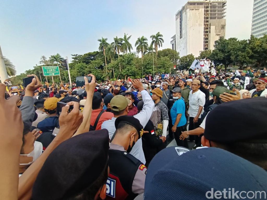 Massa PA 212 Ingin Bergerak ke Istana, Dorong-dorongan dengan Polisi