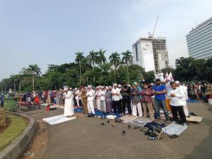 Massa Aksi PA 212 Gelar Salat Asar Berjemaah di Depan Patung Kuda Massa Aksi PA 212 Gelar Salat Asar Berjemaah di Depan Patung Kuda