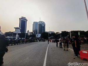 Massa 212 Tinggalkan Patung Kuda, Lalu Lintas Normal Massa 212 Tinggalkan Patung Kuda, Lalu Lintas Normal