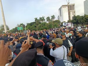 Paksa ke Istana, Massa PA 212 Saling Dorong dengan Polisi Paksa ke Istana, Massa PA 212 Saling Dorong dengan Polisi