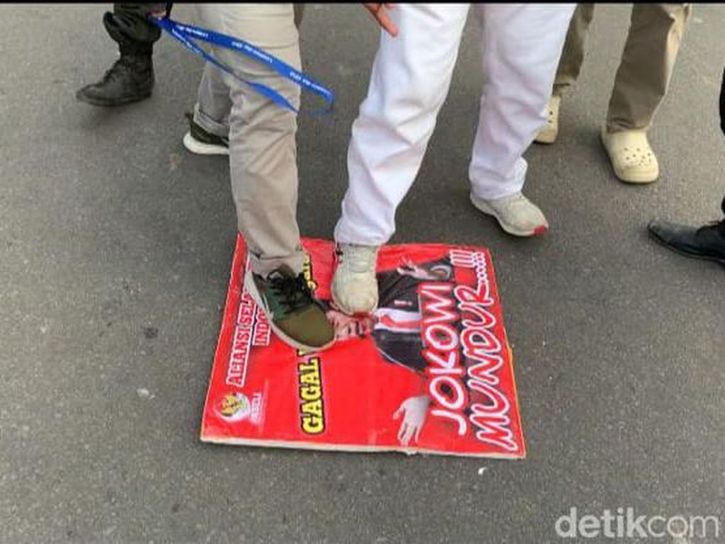 Momen Sejumlah Massa 212 Tolak Bubar, Sempat Injak Poster Jokowi