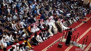 Saf Salat Jumat di Masjid Istiqlal Sudah Rapat, Tanpa Jarak