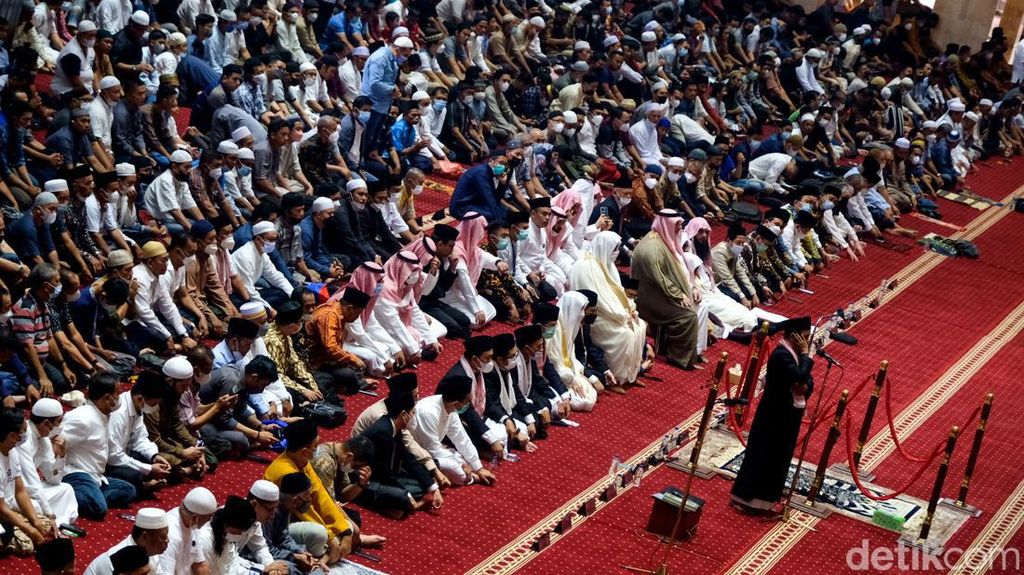 Saf Salat Jumat di Masjid Istiqlal Sudah Rapat, Tanpa Jarak Saf Salat Jumat di Masjid Istiqlal Sudah Rapat, Tanpa Jarak