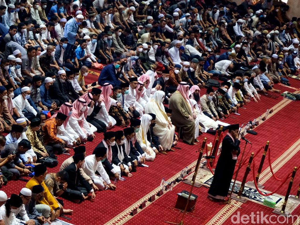 Saf Salat Jumat di Masjid Istiqlal Sudah Rapat, Tanpa Jarak Saf Salat Jumat di Masjid Istiqlal Sudah Rapat, Tanpa Jarak