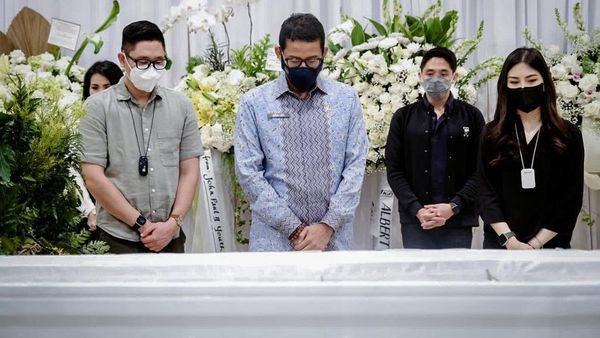 Mertua Wamenparekraf Angela Tutup Usia, Sandiaga Melayat ke Rumah Duka