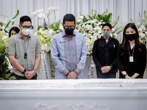 Mertua Wamenparekraf Angela Tutup Usia, Sandiaga Melayat ke Rumah Duka