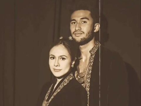 Mesra Pakai Baju Adat Jawa, Wulan Guritno & Sabda Hessa Foto Prewed?