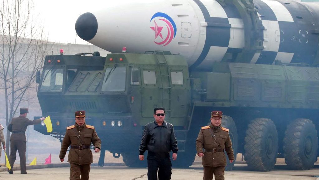 Momen Kim Jong-Un Tinjau Uji Tembak Rudal Antarbenua Korut