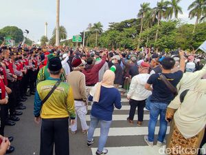 Hendak ke Depan Istana, Massa PA 212 Dorong-dorongan dengan Polisi Hendak ke Depan Istana, Massa PA 212 Dorong-dorongan dengan Polisi