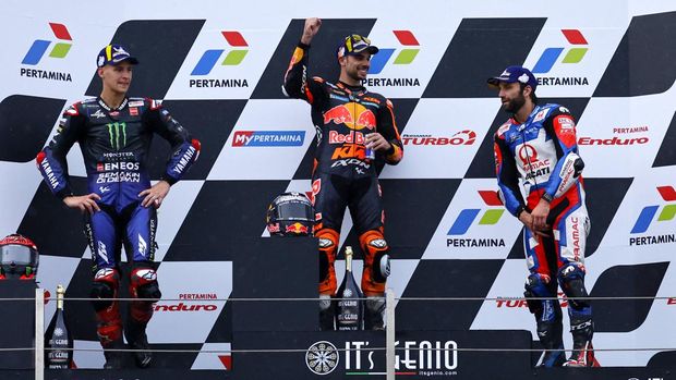 MotoGP - Indonesian Grand Prix - Mandalika International Street Circuit, Kuta, Lombok, Indonesia - March 20, 2022 The winner of the race, Red Bull KTM Factory Racing's Miguel Oliveira celebrates on the podium with second place, Monster Energy Yamaha MotoGP's Fabio Quartararo and third place, Pramac Racing's Johann Zarco REUTERS/Willy Kurniawan