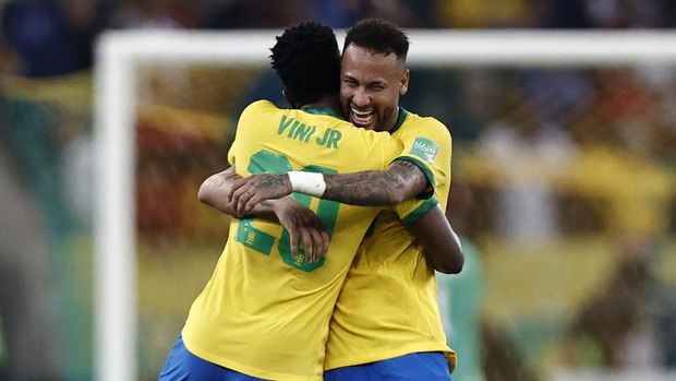 RIO DE JANEIRO, BRAZIL - MARCH 24: Neymar Jr. of Brazil celebrates after scoring the first goal of his team with teammate Vinícius Júnior of Brazil during a match between Brazil and Chile as part of FIFA World Cup Qatar 2022 Qualifier on March 24, 2022 in Rio de Janeiro, Brazil. (Photo by Buda Mendes/Getty Images)