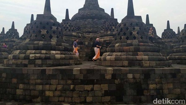 Rombongan delegasi G20 naik ke Candi Borobudur di Kabupaten Magelang. Mereka tampak memakai sandal upanat.