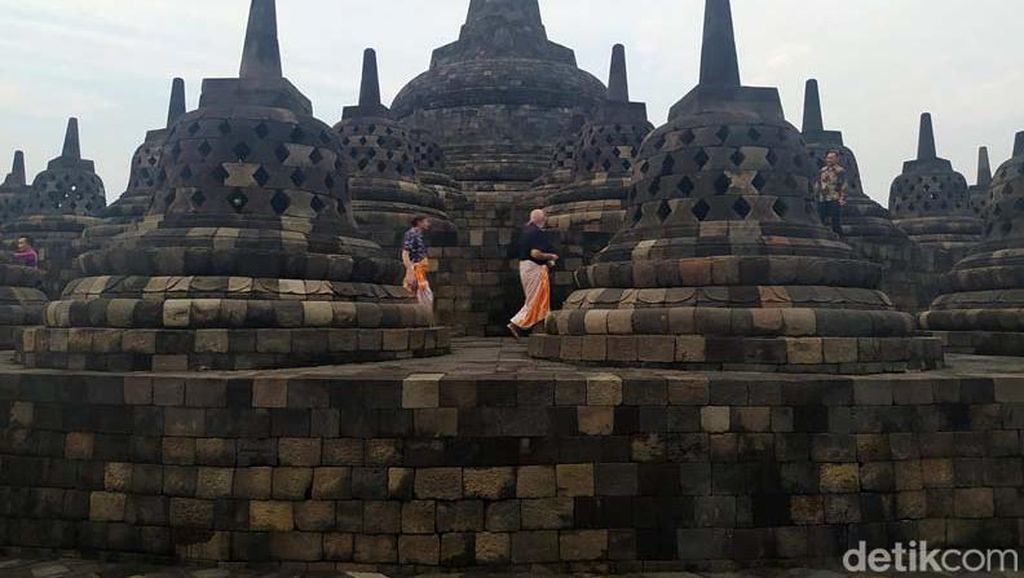 Pakai Sandal Upanat, Delegasi G20 Naik Candi Borobudur