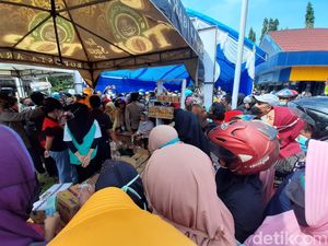 Antrean Kacau, Warga di Kendari Berdesakan Berebut Minyak Goreng Murah