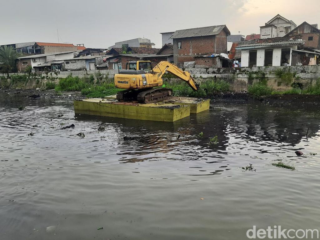 Sungai Terkotor di Surabaya Dibersihkan, Jaring Plastik Hingga Popok Bayi