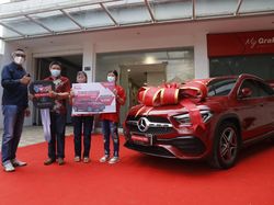 Warga Pekalongan Menang Hadiah Mercedes Benz GLA 200 dari Telkomsel