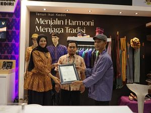 Istri Walkot Kediri Serahkan Sertifikat HAKI Tenun Ikat ke Perajin