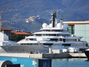 Penampakan Superyacht Rp 9,4 Triliun yang Disebut Milik Putin Penampakan Superyacht Rp 9,4 Triliun yang Disebut Milik Putin