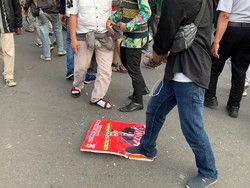 Sempat Ricuh, Sejumlah Massa Aksi 2503 Injak-injak Poster Jokowi