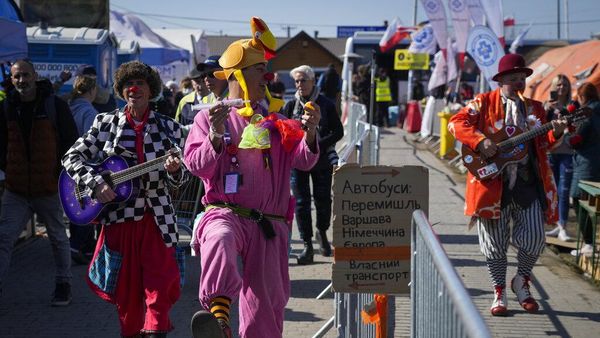 Saat Badut Medis Hibur Anak-anak Pengungsi Ukraina