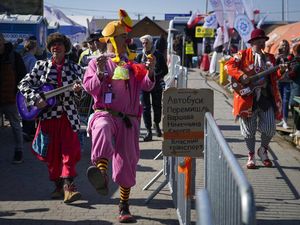 Saat Badut Medis Hibur Anak-anak Pengungsi Ukraina