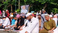 Massa Aksi PA 212 Salat Ashar di Kawasan Patung Kuda